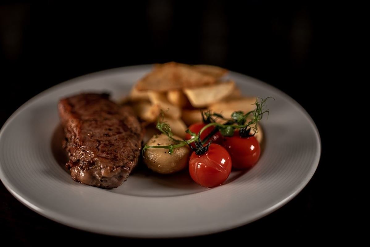 Rump steak with chips and roasted tomatoes